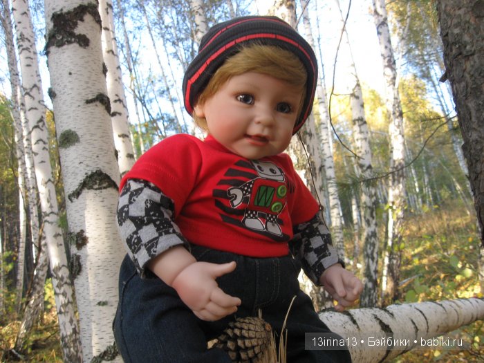 Прогулка в осеннем лесу чудесного, лучезарного малыша Адора