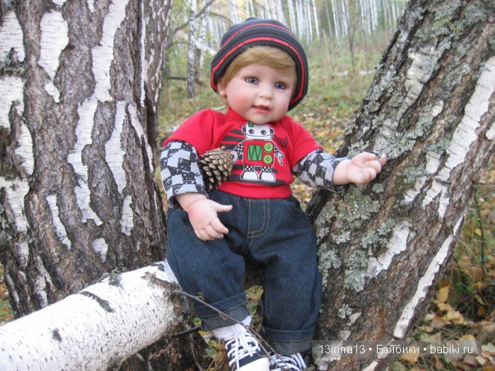 Прогулка в осеннем лесу чудесного, лучезарного малыша Адора