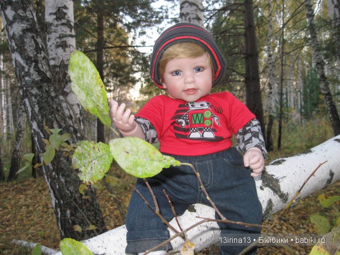 Прогулка в осеннем лесу чудесного, лучезарного малыша Адора