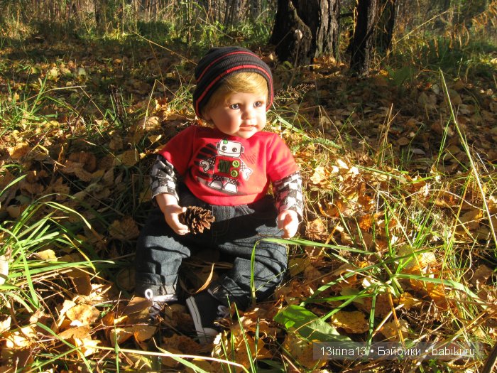 Прогулка в осеннем лесу чудесного, лучезарного малыша Адора
