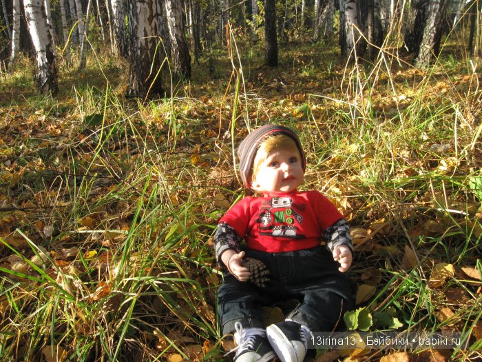 Прогулка в осеннем лесу чудесного, лучезарного малыша Адора