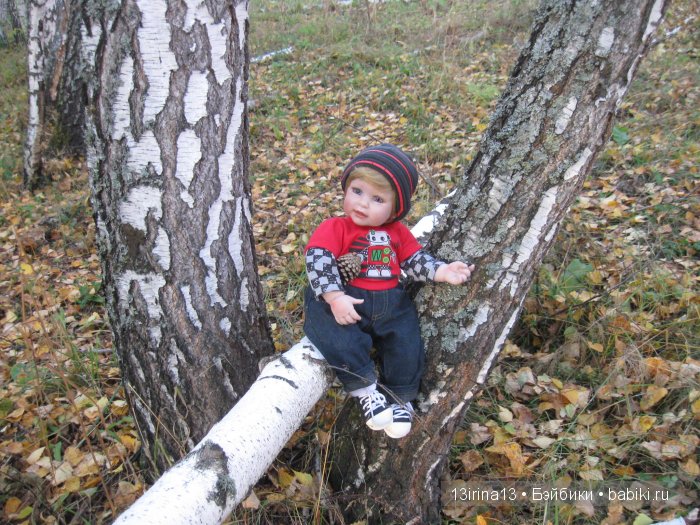 Прогулка в осеннем лесу чудесного, лучезарного малыша Адора