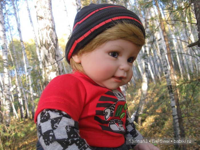 Прогулка в осеннем лесу чудесного, лучезарного малыша Адора