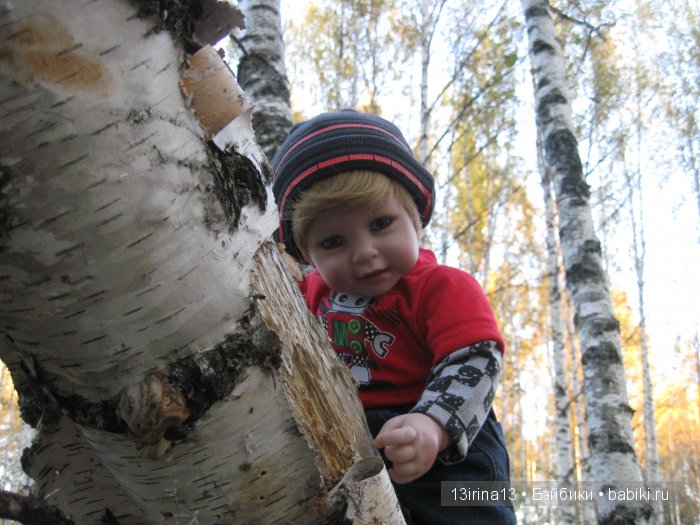 Прогулка в осеннем лесу чудесного, лучезарного малыша Адора