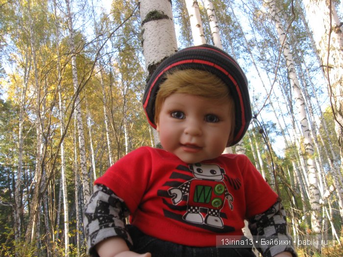 Прогулка в осеннем лесу чудесного, лучезарного малыша Адора