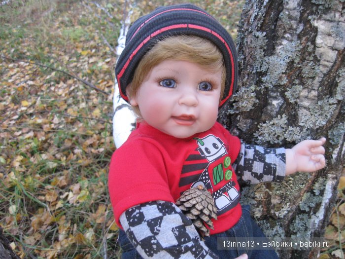 Прогулка в осеннем лесу чудесного, лучезарного малыша Адора