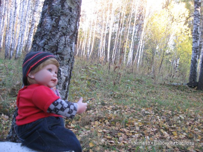 Прогулка в осеннем лесу чудесного, лучезарного малыша Адора