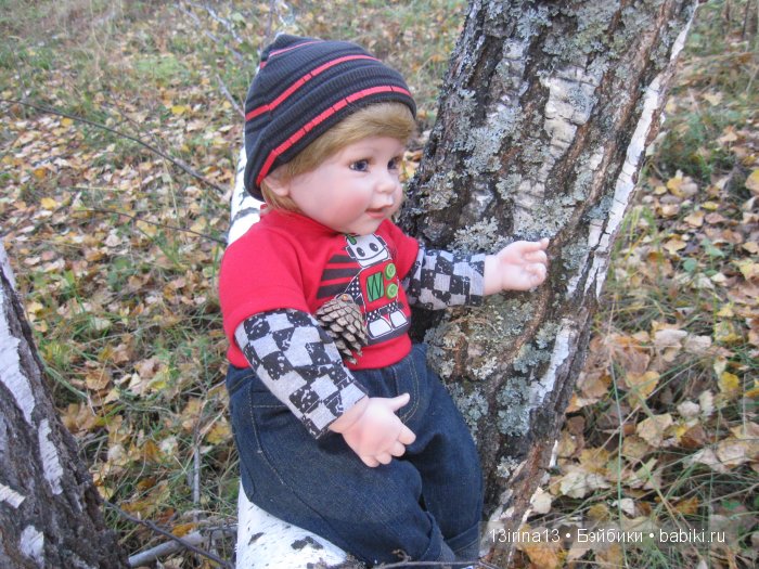 Прогулка в осеннем лесу чудесного, лучезарного малыша Адора