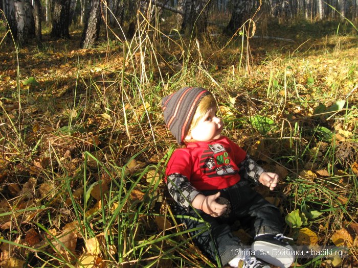 Прогулка в осеннем лесу чудесного, лучезарного малыша Адора