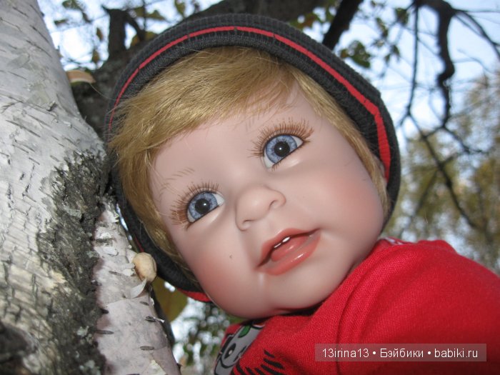 Прогулка в осеннем лесу чудесного, лучезарного малыша Адора