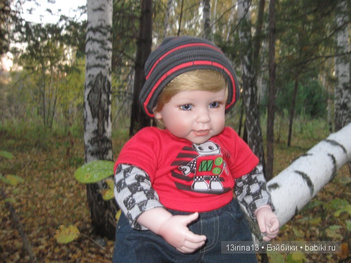 Прогулка в осеннем лесу чудесного, лучезарного малыша Адора