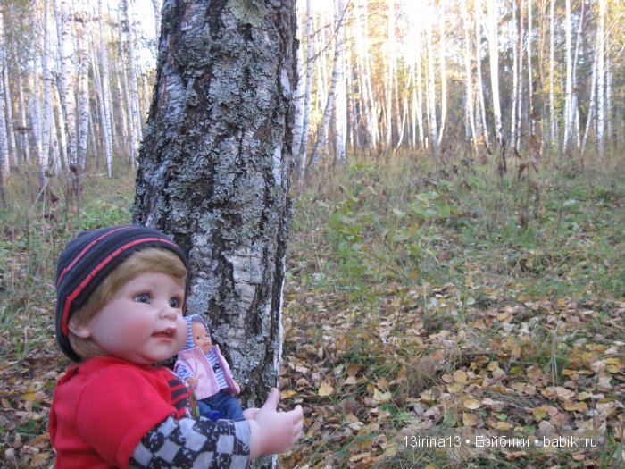 Прогулка в осеннем лесу чудесного, лучезарного малыша Адора