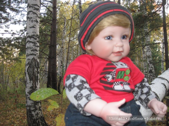 Прогулка в осеннем лесу чудесного, лучезарного малыша Адора