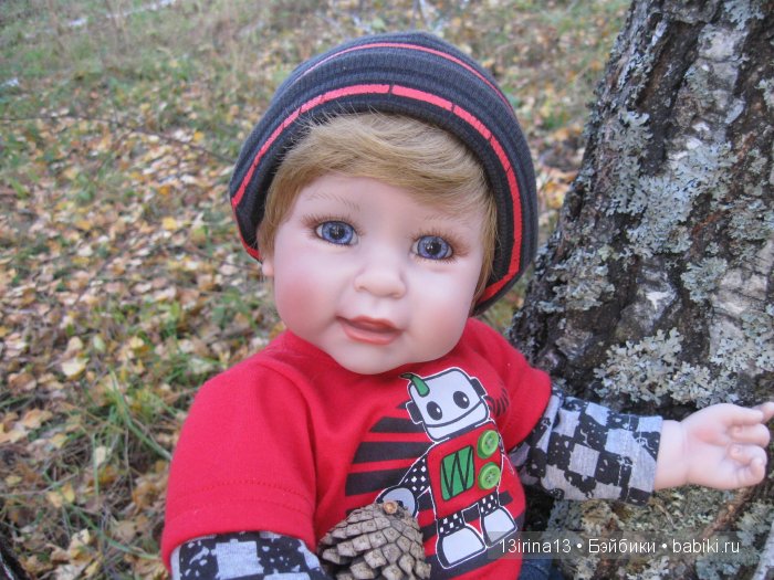 Прогулка в осеннем лесу чудесного, лучезарного малыша Адора