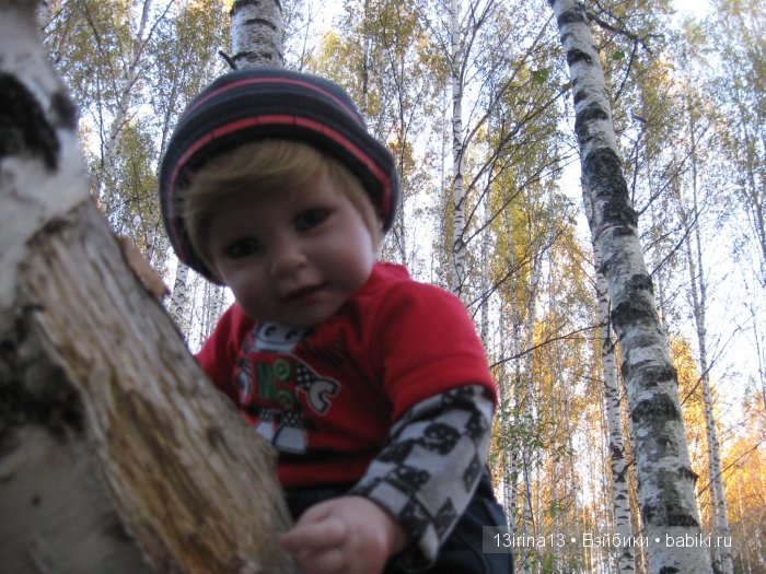 Прогулка в осеннем лесу чудесного, лучезарного малыша Адора