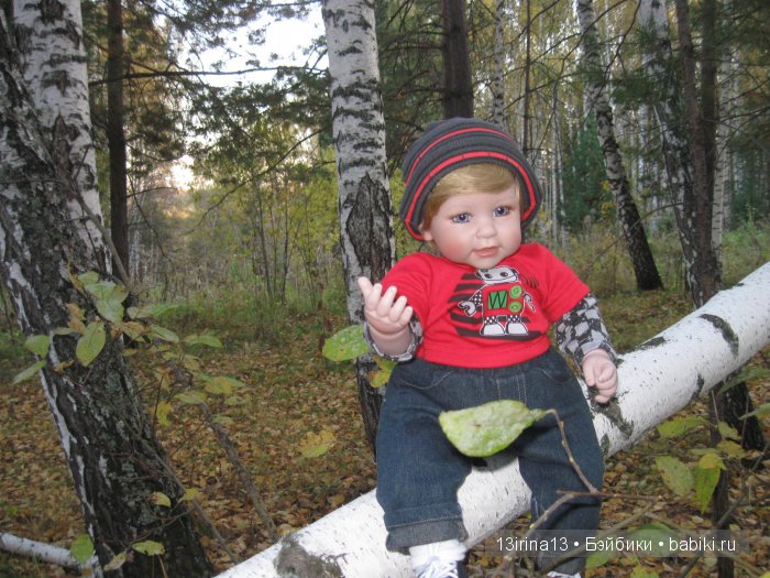 Прогулка в осеннем лесу чудесного, лучезарного малыша Адора