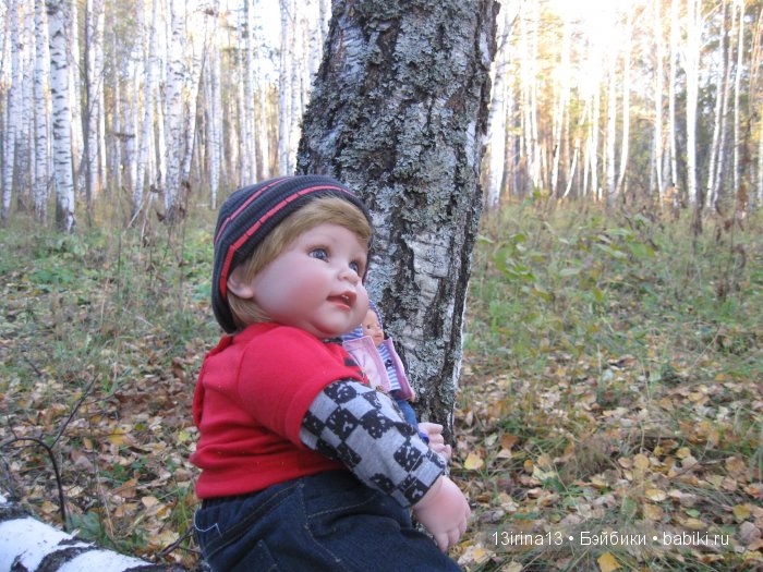 Прогулка в осеннем лесу чудесного, лучезарного малыша Адора