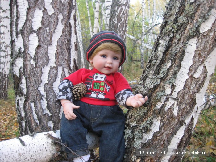 Прогулка в осеннем лесу чудесного, лучезарного малыша Адора