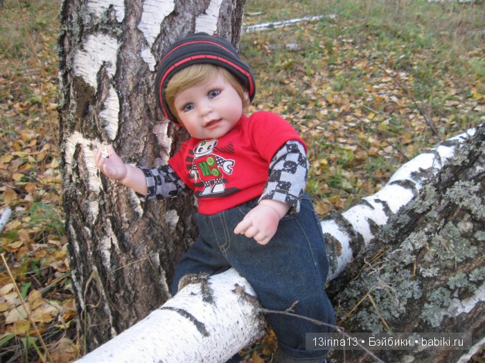 Прогулка в осеннем лесу чудесного, лучезарного малыша Адора