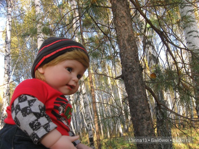 Прогулка в осеннем лесу чудесного, лучезарного малыша Адора