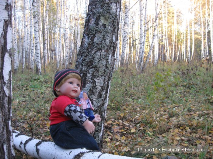 Прогулка в осеннем лесу чудесного, лучезарного малыша Адора