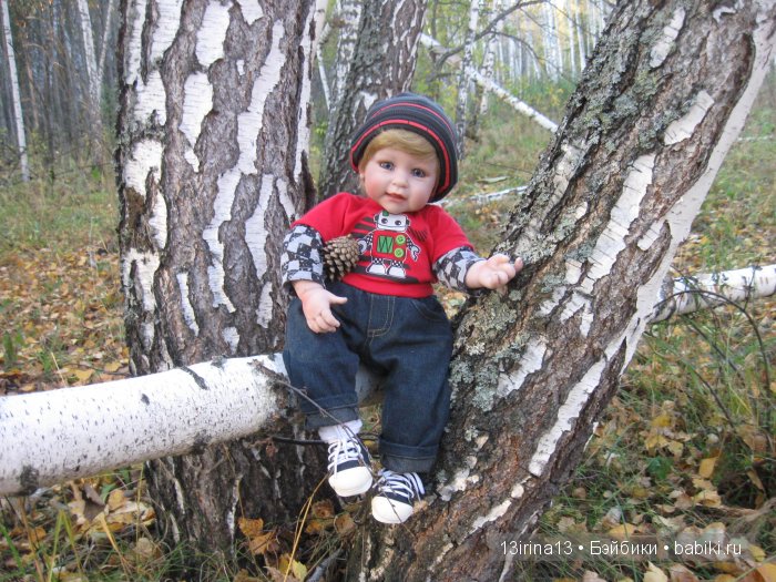 Прогулка в осеннем лесу чудесного, лучезарного малыша Адора