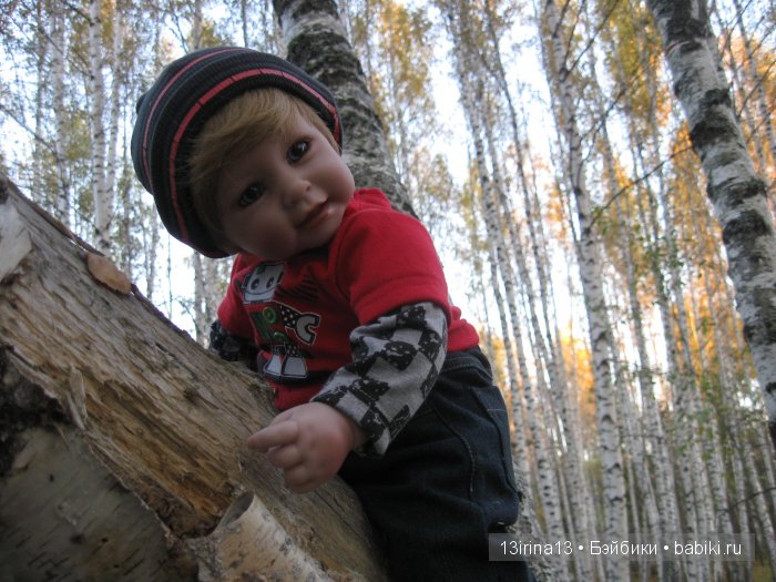 Прогулка в осеннем лесу чудесного, лучезарного малыша Адора
