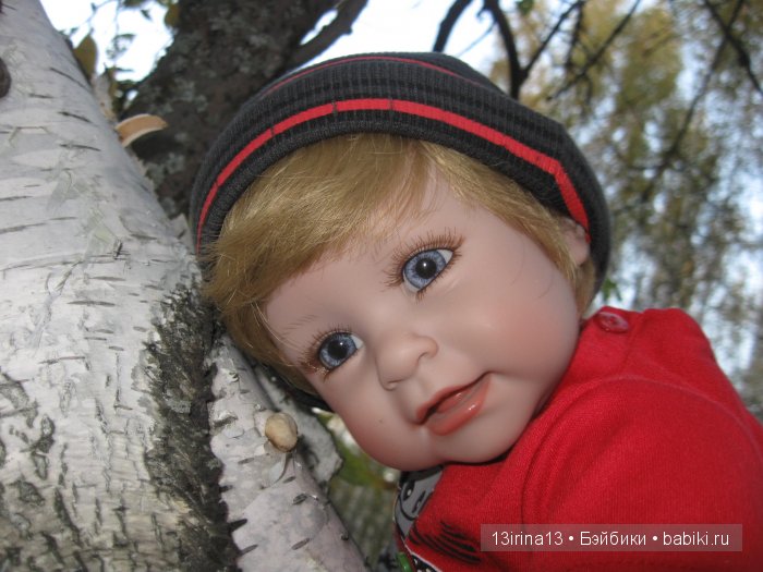 Прогулка в осеннем лесу чудесного, лучезарного малыша Адора