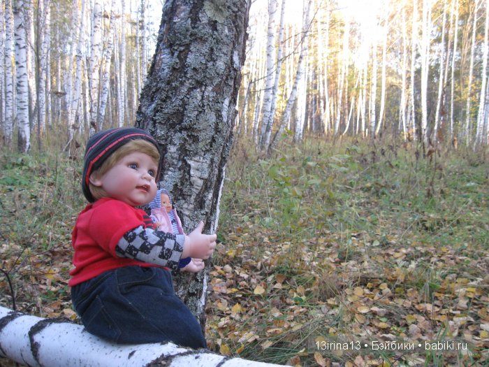 Прогулка в осеннем лесу чудесного, лучезарного малыша Адора