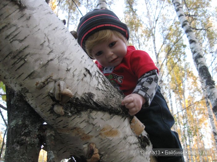 Прогулка в осеннем лесу чудесного, лучезарного малыша Адора