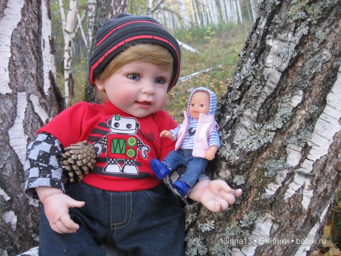 Прогулка в осеннем лесу чудесного, лучезарного малыша Адора