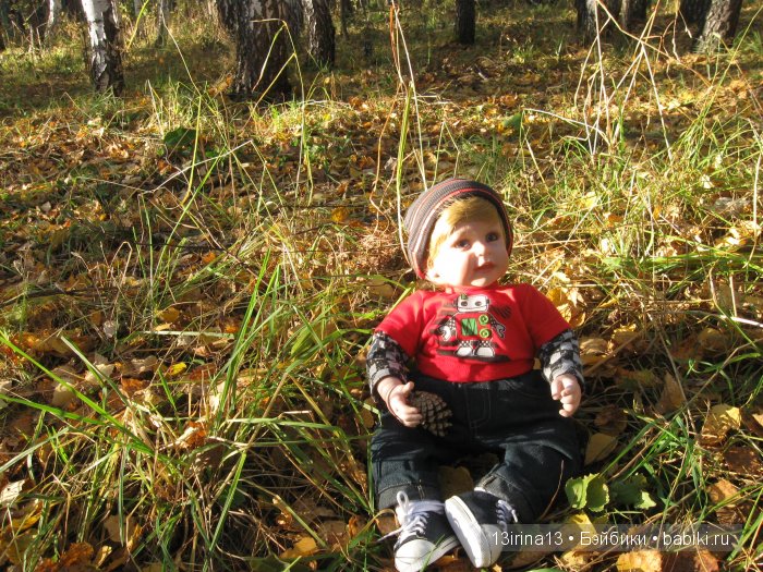 Прогулка в осеннем лесу чудесного, лучезарного малыша Адора