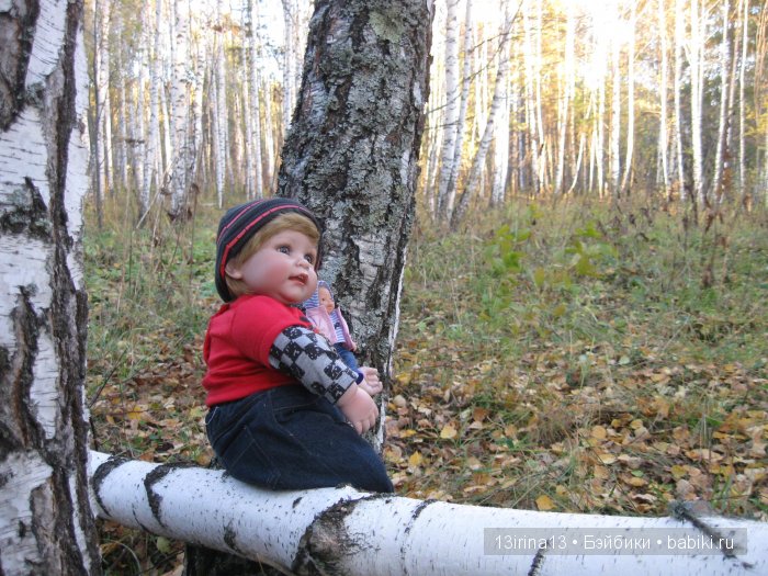 Прогулка в осеннем лесу чудесного, лучезарного малыша Адора