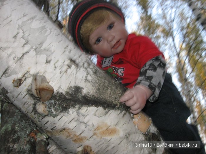 Прогулка в осеннем лесу чудесного, лучезарного малыша Адора