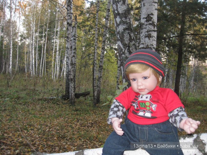 Прогулка в осеннем лесу чудесного, лучезарного малыша Адора