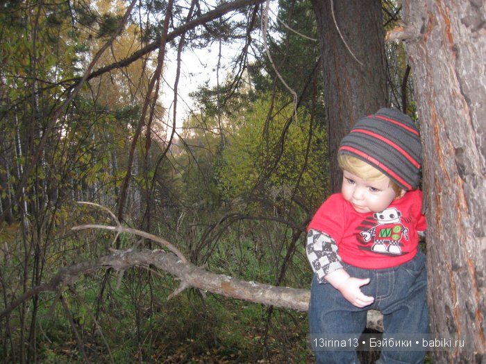 Прогулка в осеннем лесу чудесного, лучезарного малыша Адора