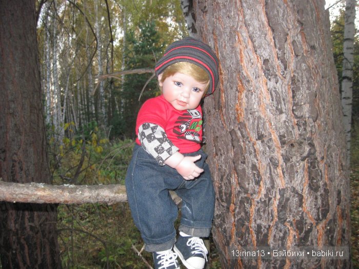 Прогулка в осеннем лесу чудесного, лучезарного малыша Адора