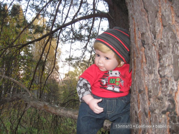 Прогулка в осеннем лесу чудесного, лучезарного малыша Адора