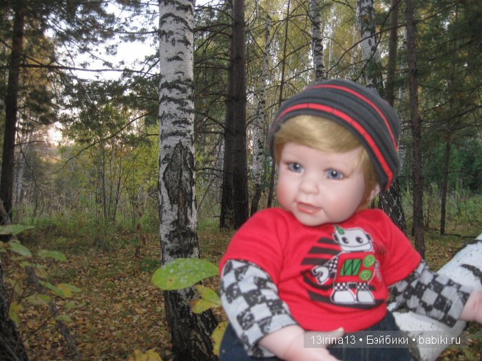 Прогулка в осеннем лесу чудесного, лучезарного малыша Адора