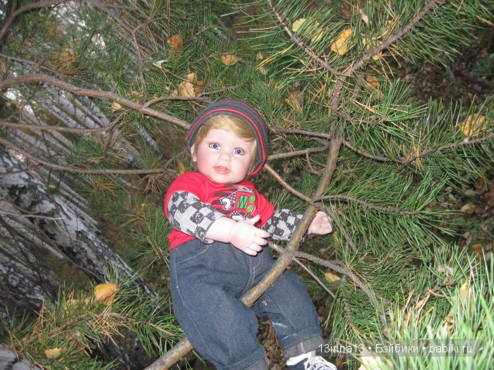 Прогулка в осеннем лесу чудесного, лучезарного малыша Адора