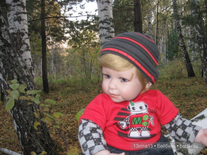 Прогулка в осеннем лесу чудесного, лучезарного малыша Адора