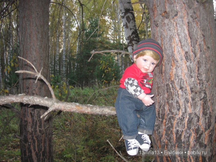 Прогулка в осеннем лесу чудесного, лучезарного малыша Адора