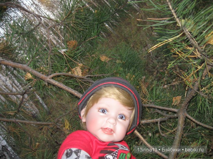 Прогулка в осеннем лесу чудесного, лучезарного малыша Адора