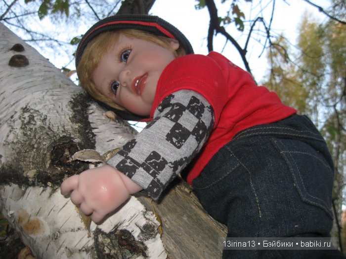 Прогулка в осеннем лесу чудесного, лучезарного малыша Адора