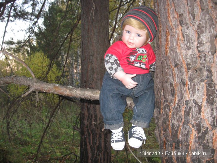 Прогулка в осеннем лесу чудесного, лучезарного малыша Адора