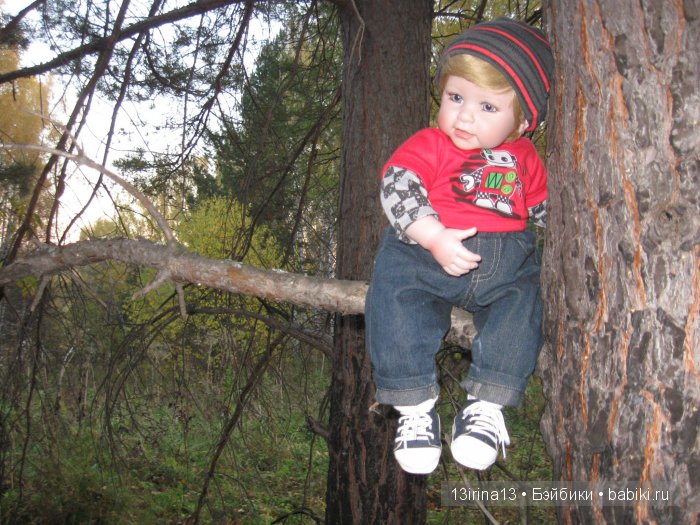 Прогулка в осеннем лесу чудесного, лучезарного малыша Адора