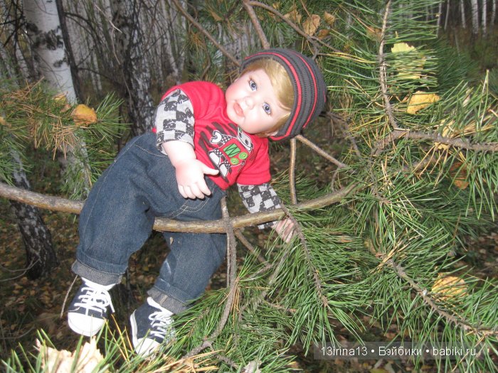 Прогулка в осеннем лесу чудесного, лучезарного малыша Адора