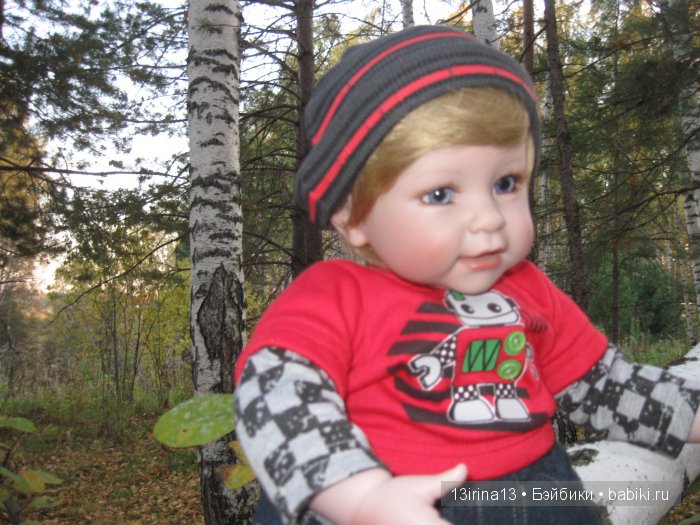 Прогулка в осеннем лесу чудесного, лучезарного малыша Адора