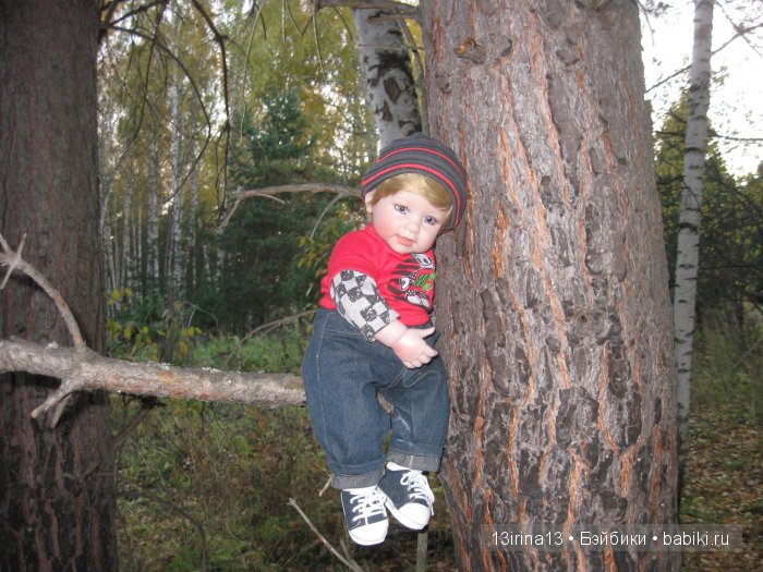 Прогулка в осеннем лесу чудесного, лучезарного малыша Адора