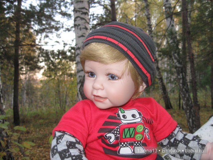 Прогулка в осеннем лесу чудесного, лучезарного малыша Адора